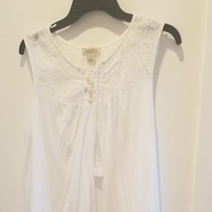 White sleeveless shirt